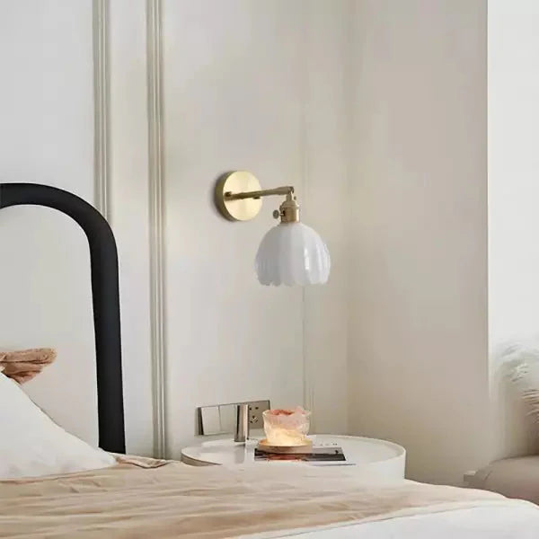 מנורת קיר דקורטיבית – פרח בבוטן ואווירה רומנטית