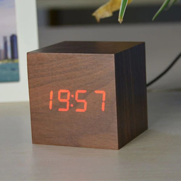 Ceas Digital Cub – Design Minimalist și Afișaj LED