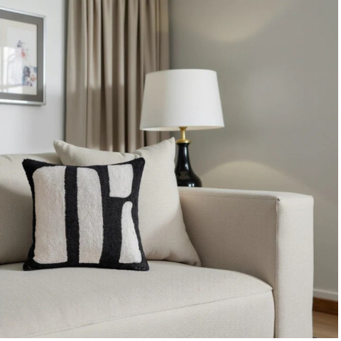 Poduszka Dekoracyjna w Wzór Zebra – Dzikie i Eleganckie Wykończenie