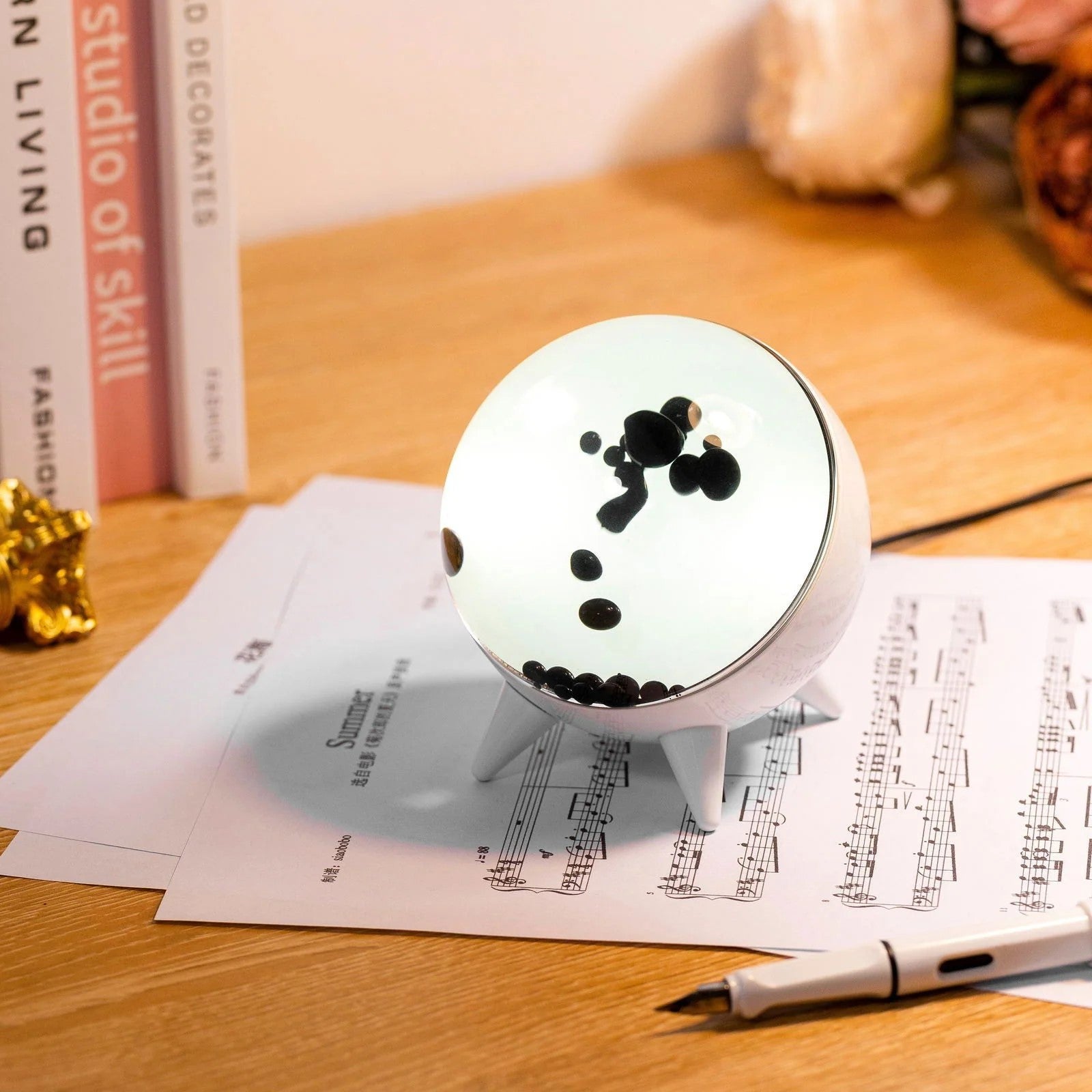 Interaktywna Lampa Dekoracyjna – Gra Świateł i Unikalny Design