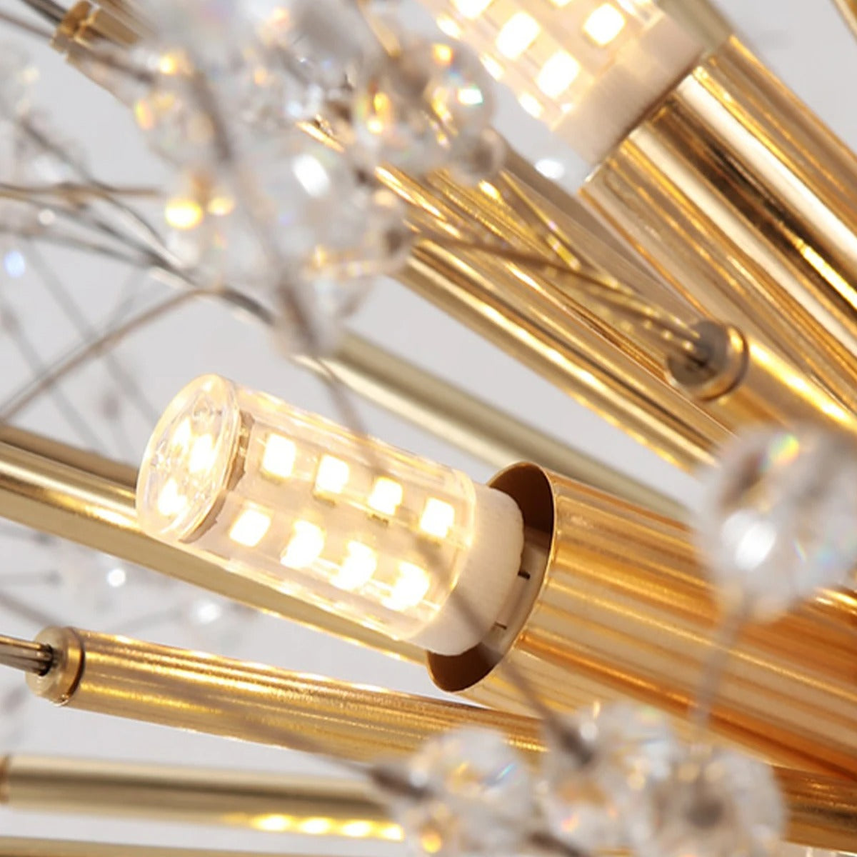 Candelabru din Cristal Suspendat – Eleganță și Strălucire Timeless