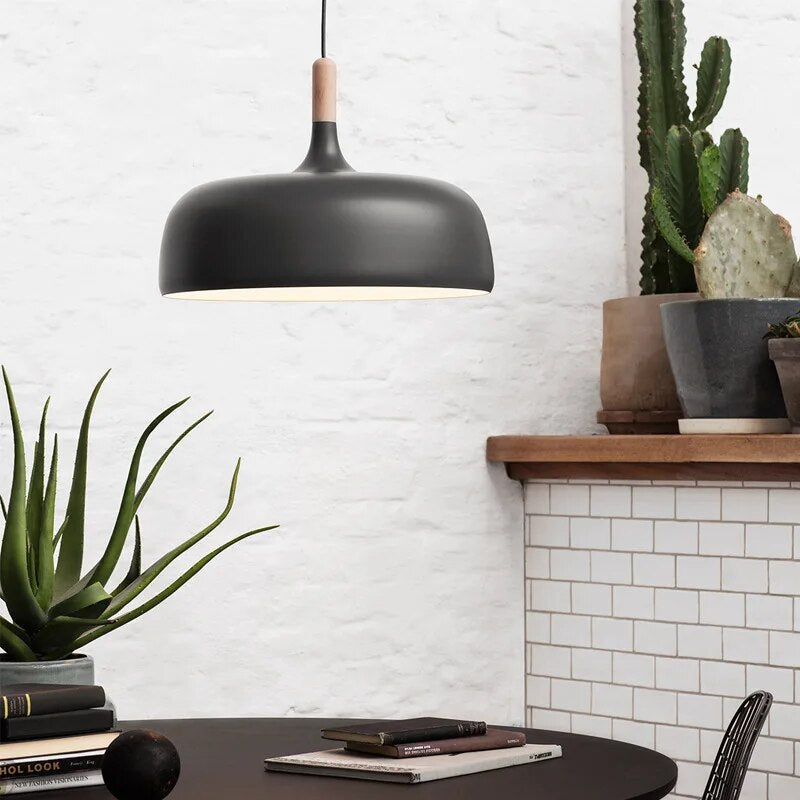 Nordisk Hängande LED-lampa – Elegant Linje och Mjuk Belysning