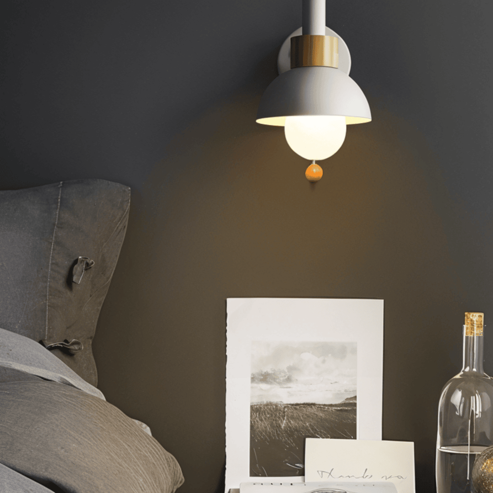 Pastellfarget vegglampe med trekkbryter - myk belysning og moderne stil