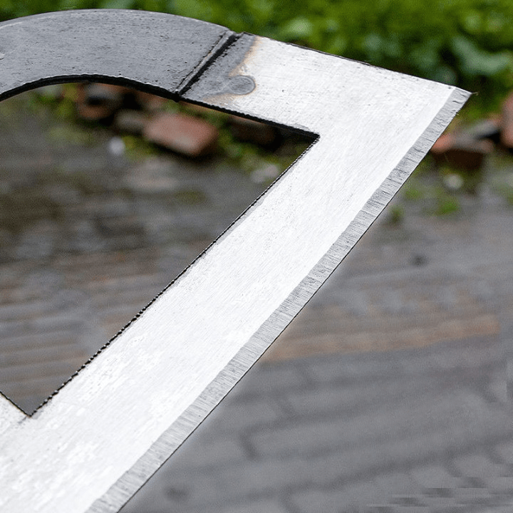 Hluboká zahradní motyka – přesný nástroj pro práci bez námahy 