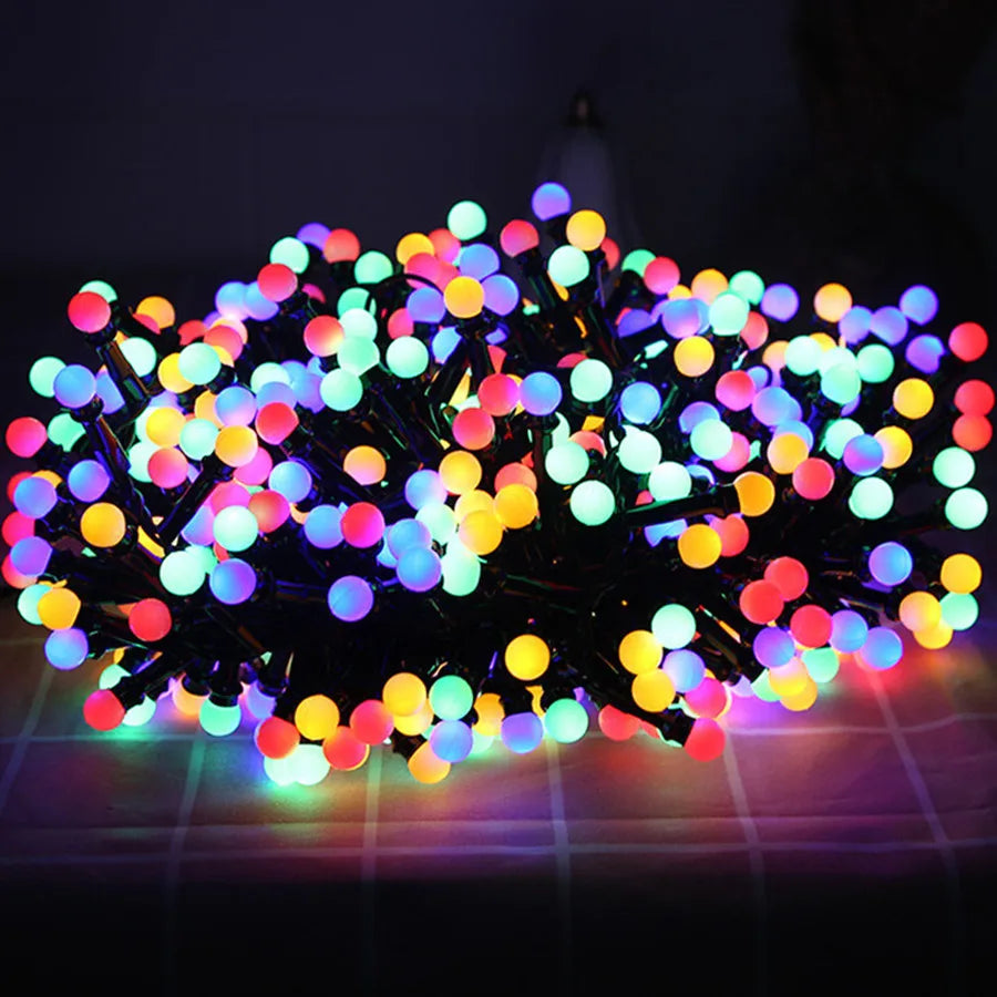Ghirlandă LED impermeabilă pentru exterior — grădină, terasă și seri luminoase 