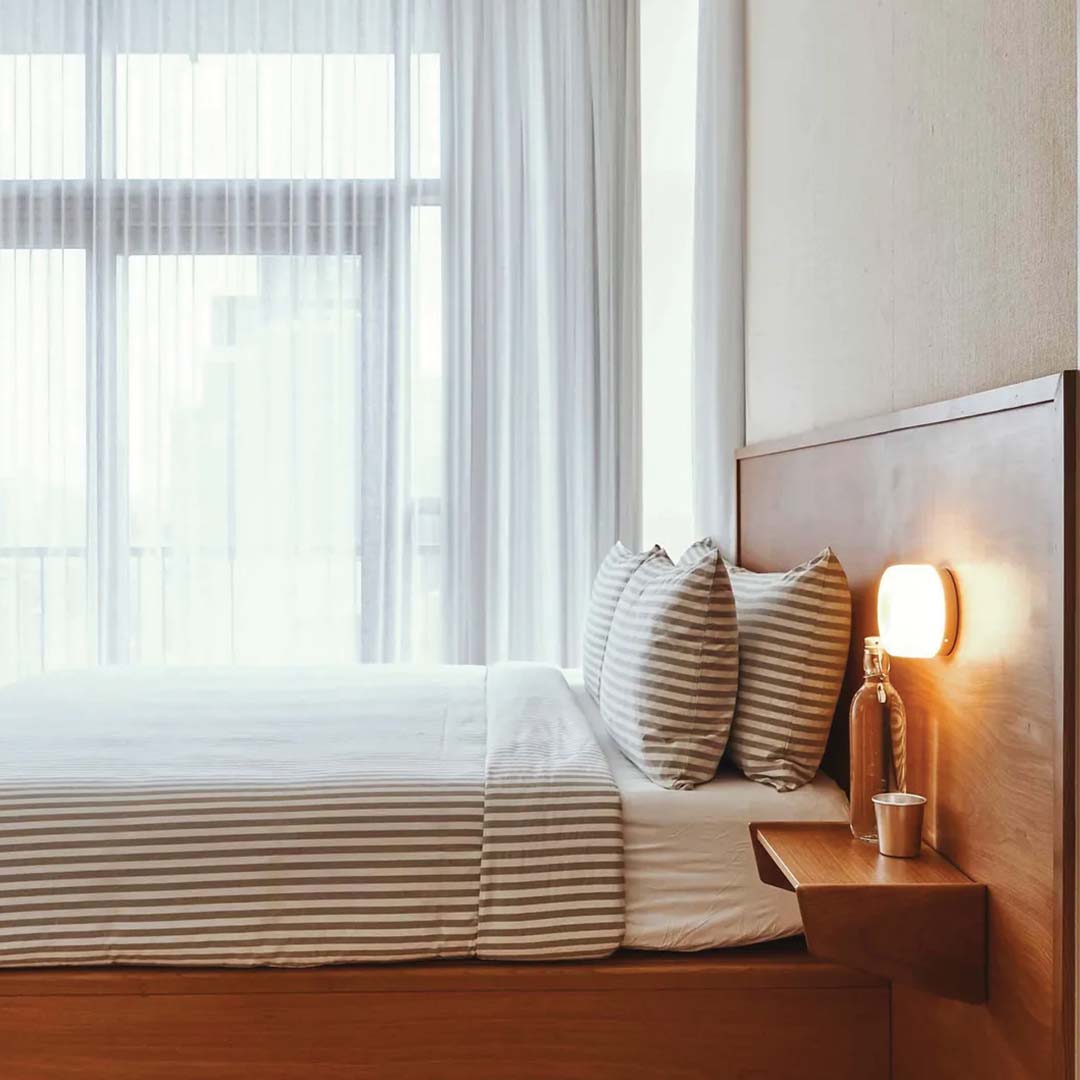 Aplica de perete elegantă – relief moale și atmosferă caldă 