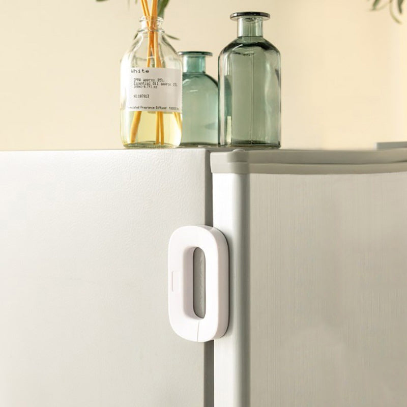 Samolepiaci bezpečnostný zámok – diskrétna ochrana pre skrinky a zásuvky 