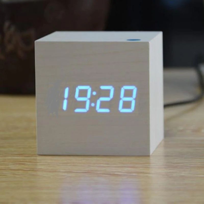 Ceas Digital Cub – Design Minimalist și Afișaj LED 