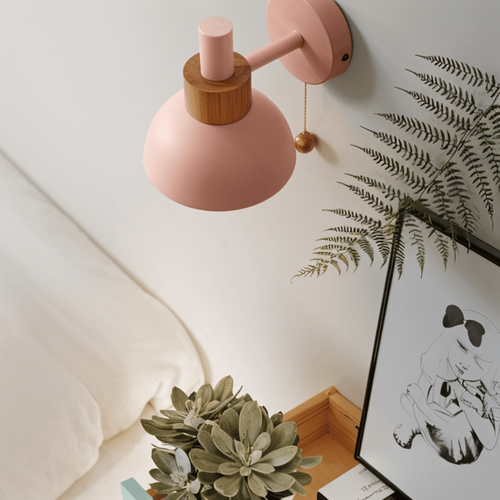 Pastellfarget vegglampe med trekkbryter - myk belysning og moderne stil