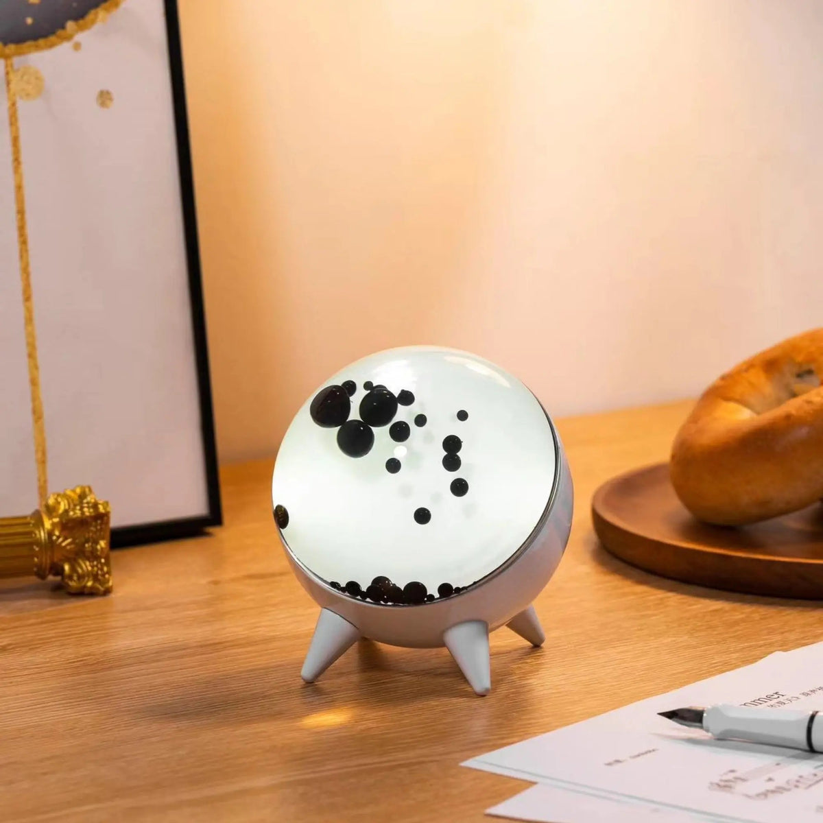 Interaktiv Dekorativ Lampa – Ljusspel och Unik Design 