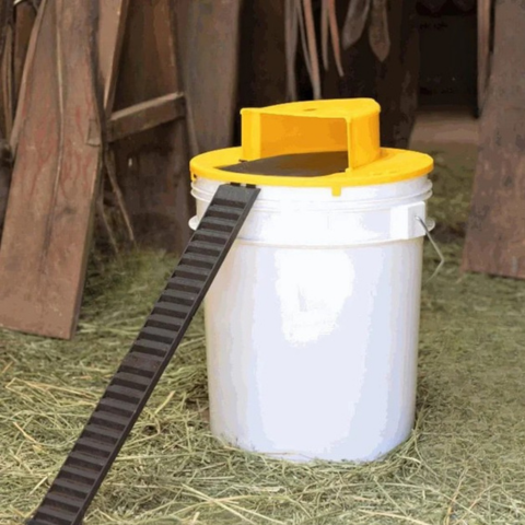 Past na myši s víkem kbelíku - automatický bezkontaktní systém