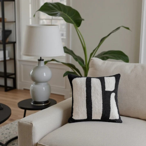 Poduszka Dekoracyjna w Wzór Zebra – Dzikie i Eleganckie Wykończenie 