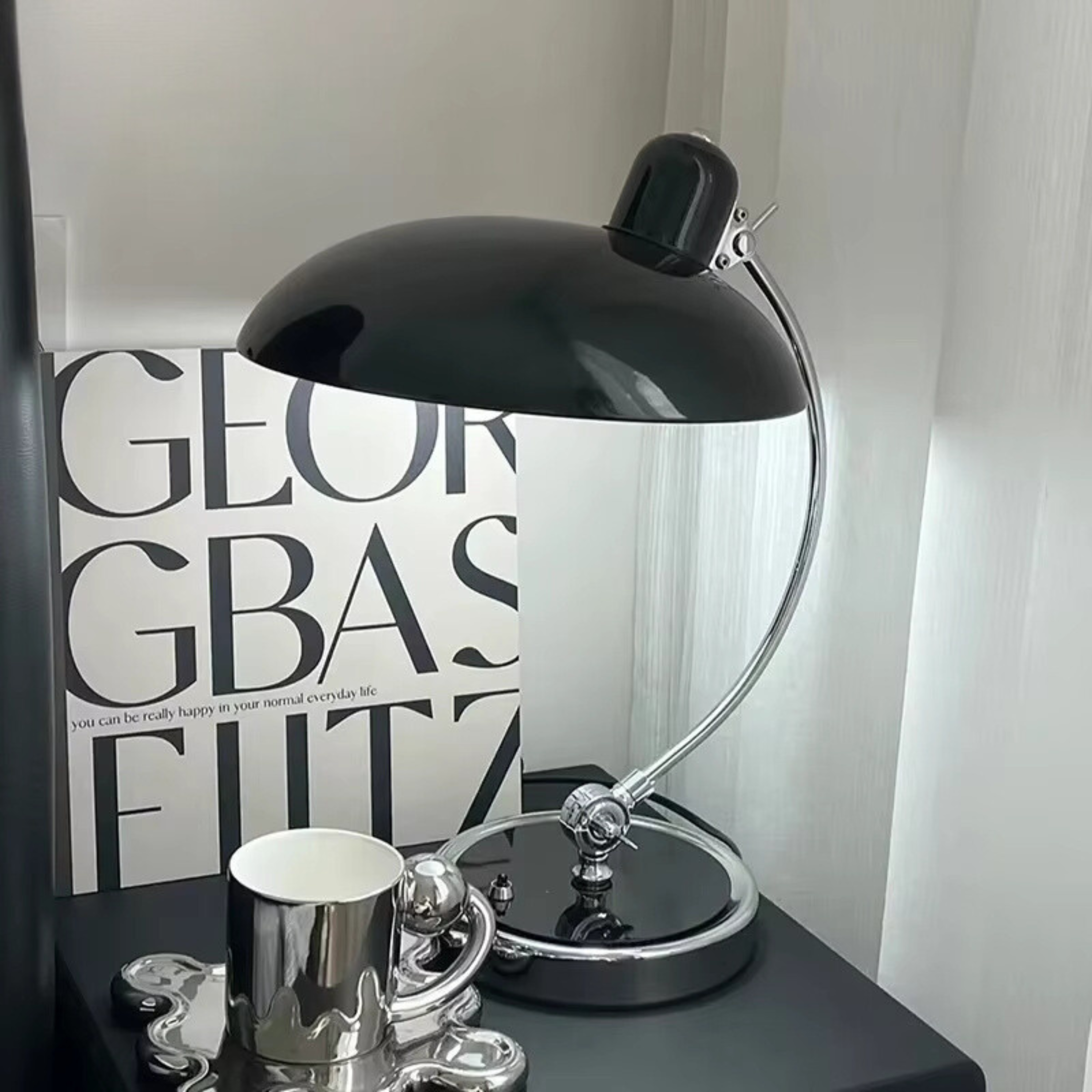 モダンデスクランプ – エレガントなスタイルと堅牢な構造 