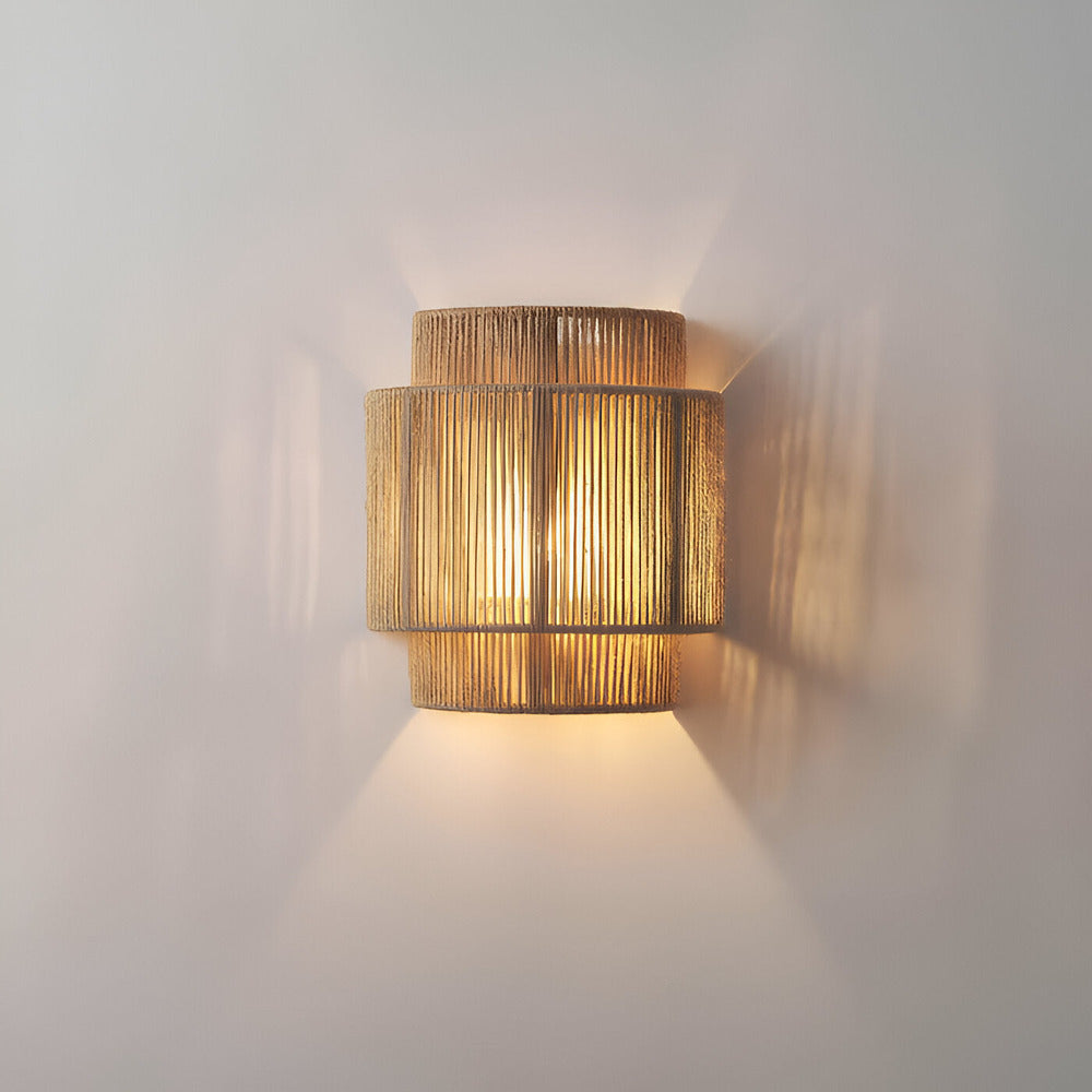 Vegglampe i rotting med skjerm av hampetau - naturlig lys og autentisk sjarm
