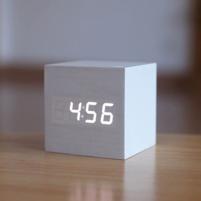 Ceas Digital Cub – Design Minimalist și Afișaj LED 