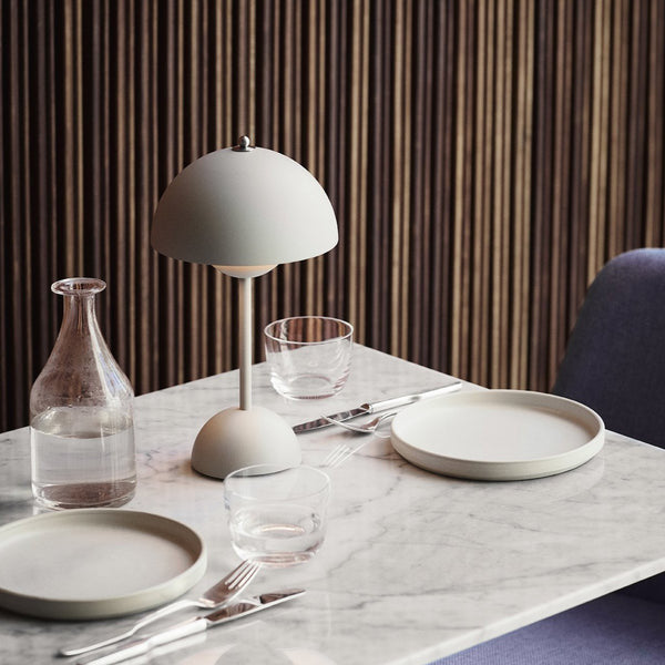 Lampă de Masă Portabilă – Design Modern și Iluminat Nomad 