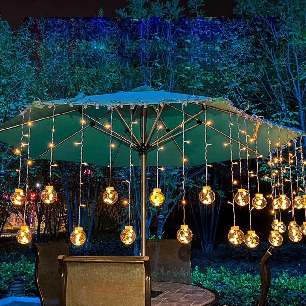 Tenda luminosa con sfere sospese — Atmosfera calda e fiabesca 