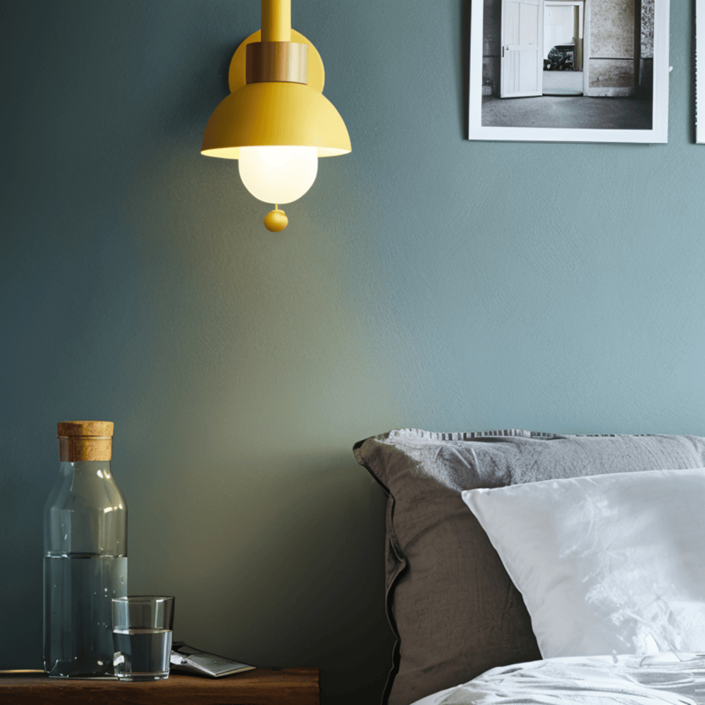 Pastellfarget vegglampe med trekkbryter - myk belysning og moderne stil
