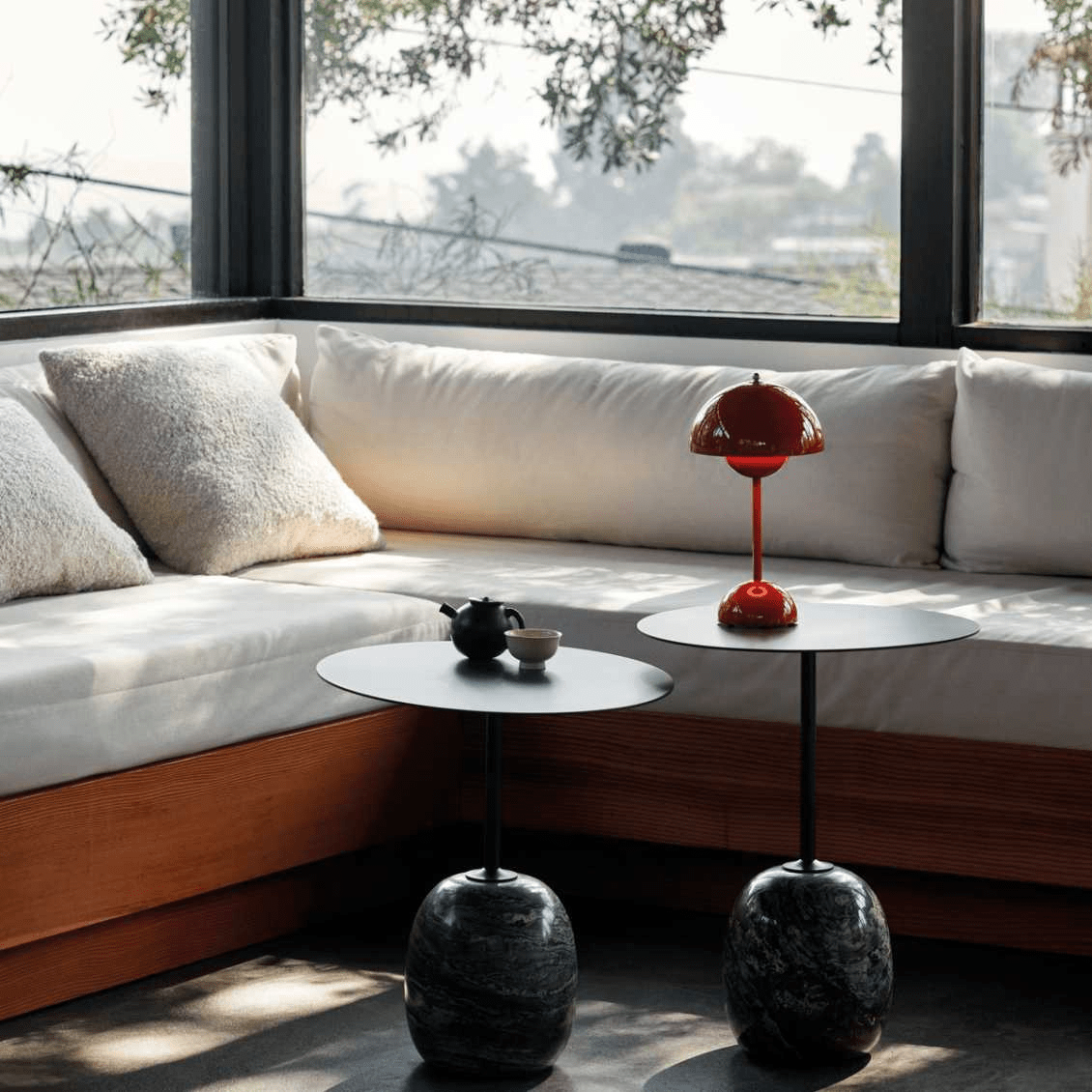 Stolní LED lampa – moderní jednoduchost a funkčnost 