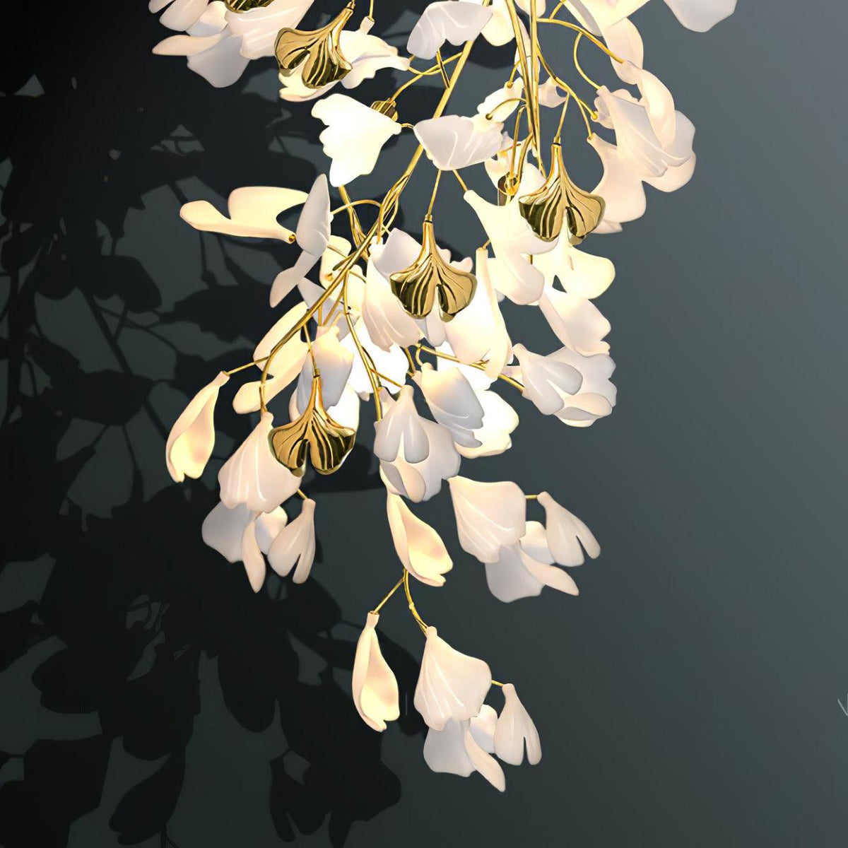 Blomstret vegglampe - Gylden eleganse og mykt lys